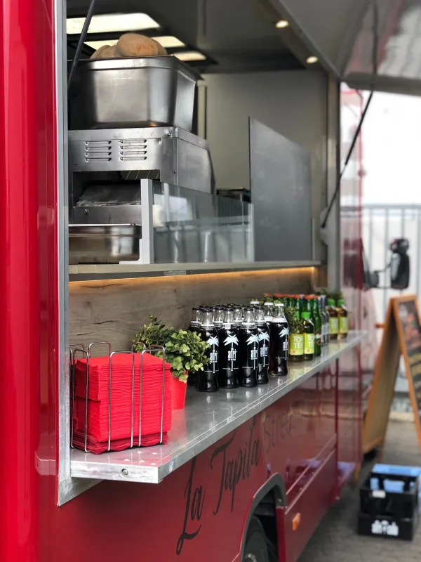 Seitenansicht der Getränketheke am roten La Tapita Foodtruck