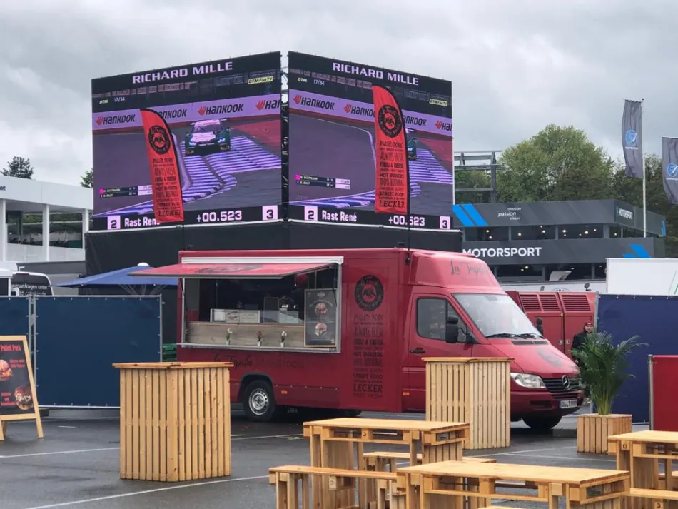 Roter La Tapita Foodtruck mit Stehtischen bei einem Motorsport-Event