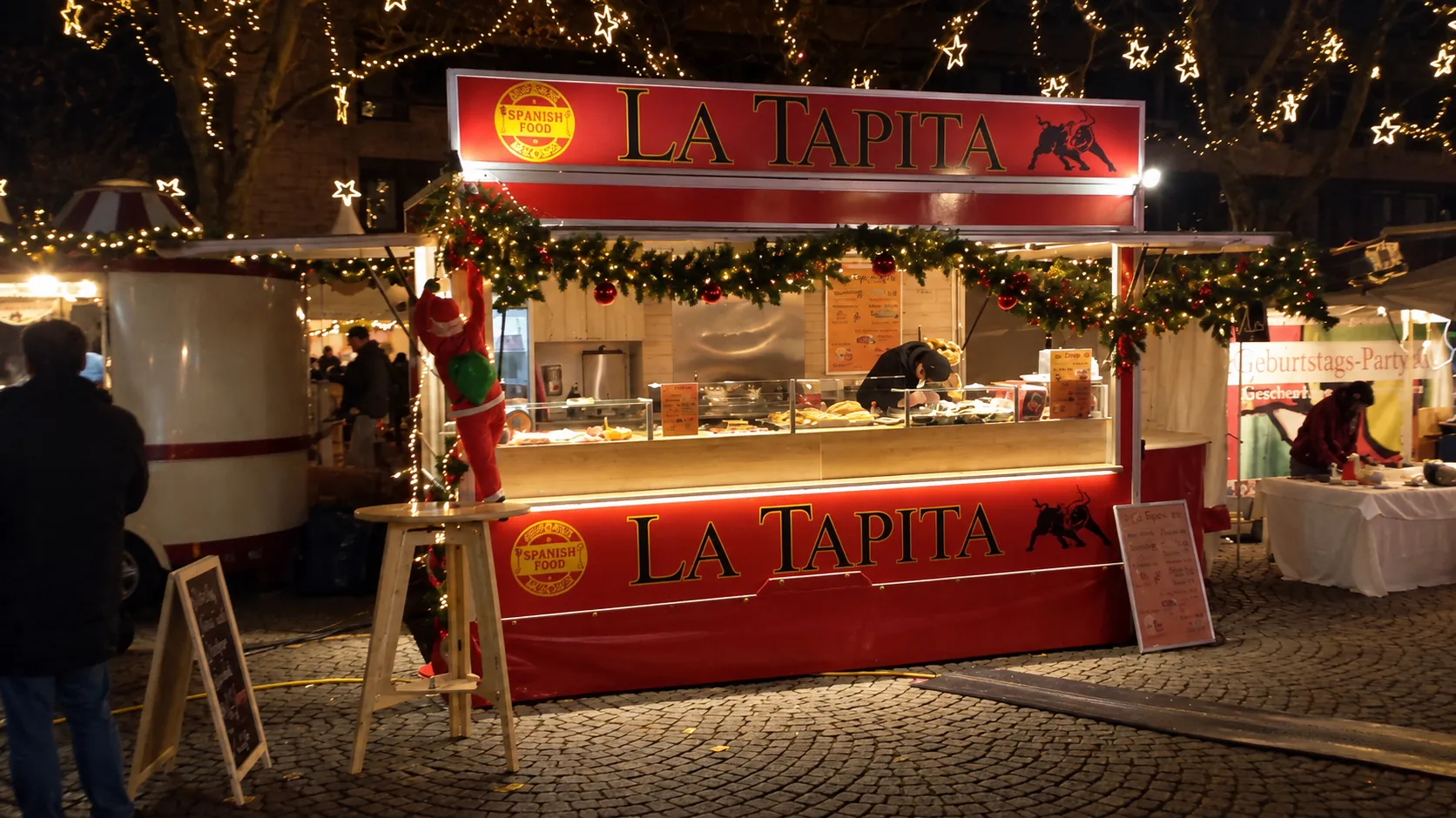 La Tapita Stand mit Lichterketten auf dem Weihnachtsmarkt