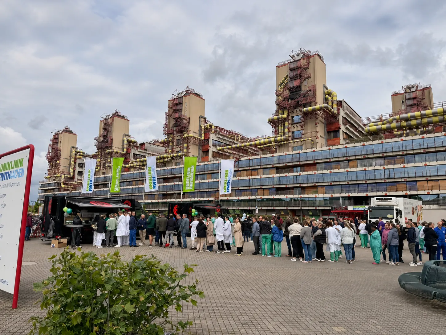 Pflegekräfte stehen am Tag der Pflege auf dem Klinikvorplatz am La Tapita Foodtruck an