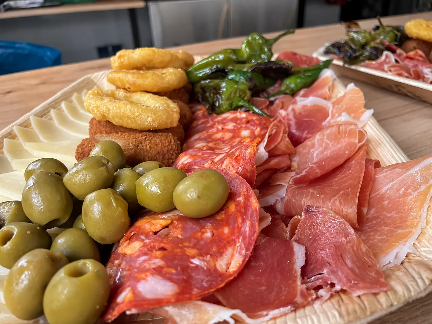 Tapas-Platte mit Chorizo, Serrano-Schinken, Oliven und Pimientos