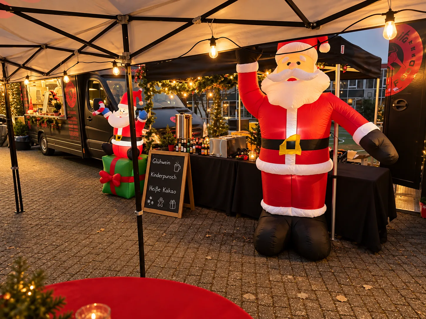 Weihnachtsfeier am La Tapita Foodtruck mit Weihnachtsmann-Deko, Zelt und Glühwein-Tafel